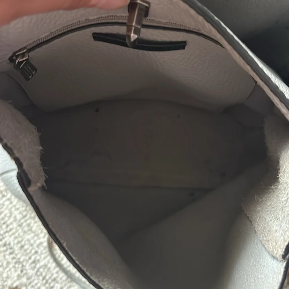 🤍🩶REBECCA MINKOFF Darren Shoulder Bag in Putty